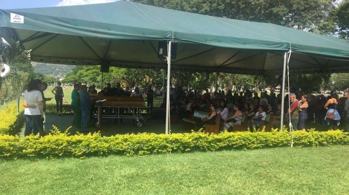 Centenas de pessoas, entre familiares e amigos, compareceram ao velório e enterro de Laryssa, assassinada com uma facada dentro de casa em Queimados