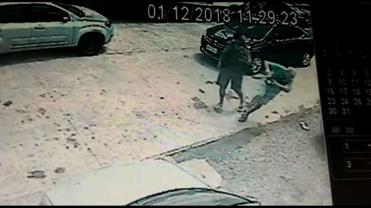 Câmera registra agressão de Humberto Cavalcante sobre José Guilherme Santiago - Reprodução