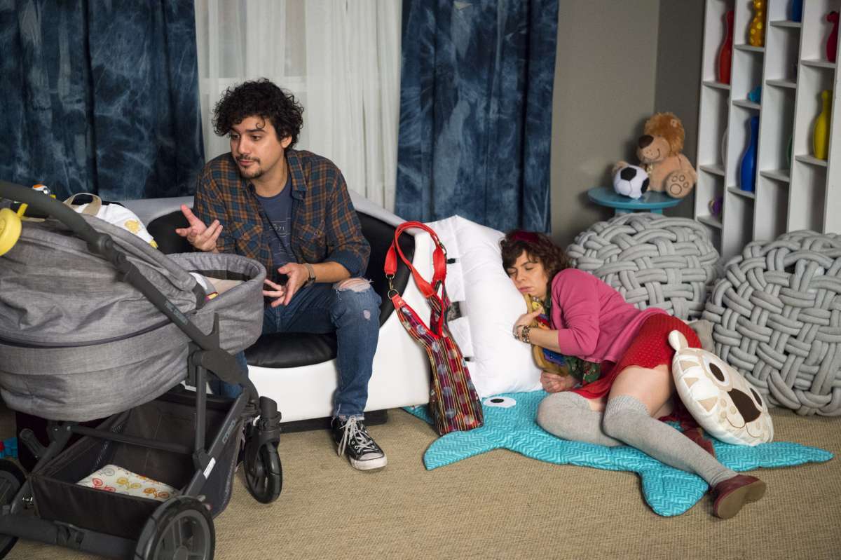George Sauma é o pai excessivo. No alto, com Renata Gaspar e a bebê  - Estevam Avellar/TV Globo