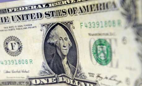 Dólar recua e mercado aguarda definições econômicas na semana de feriado