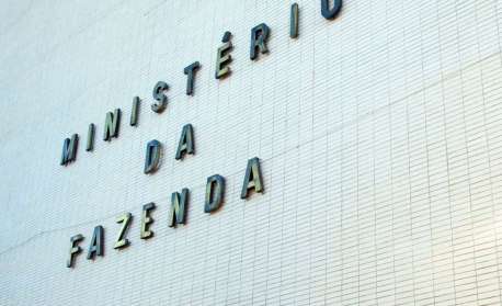 Fazenda reduz previsão oficial de crescimento do PIB para 1,61%