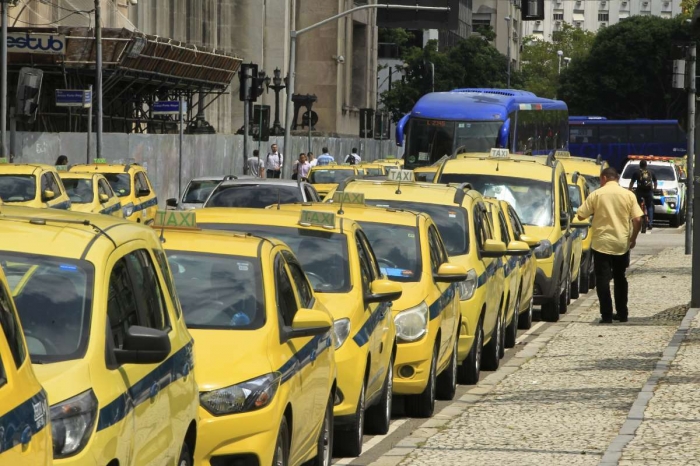 Táxis poderão circular caso estejam com passageiros