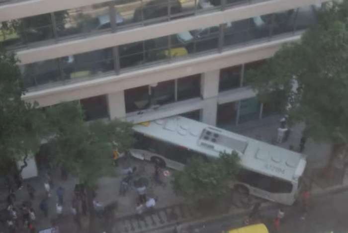 Ônibus invade agência na Rio Branco no Centro do Rio e deixa feridos