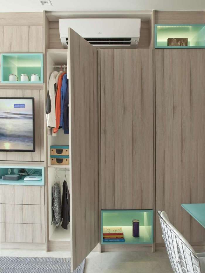 É possível criar armários em imóveis pequenos, como na imagem, com a sala integrada ao quarto
