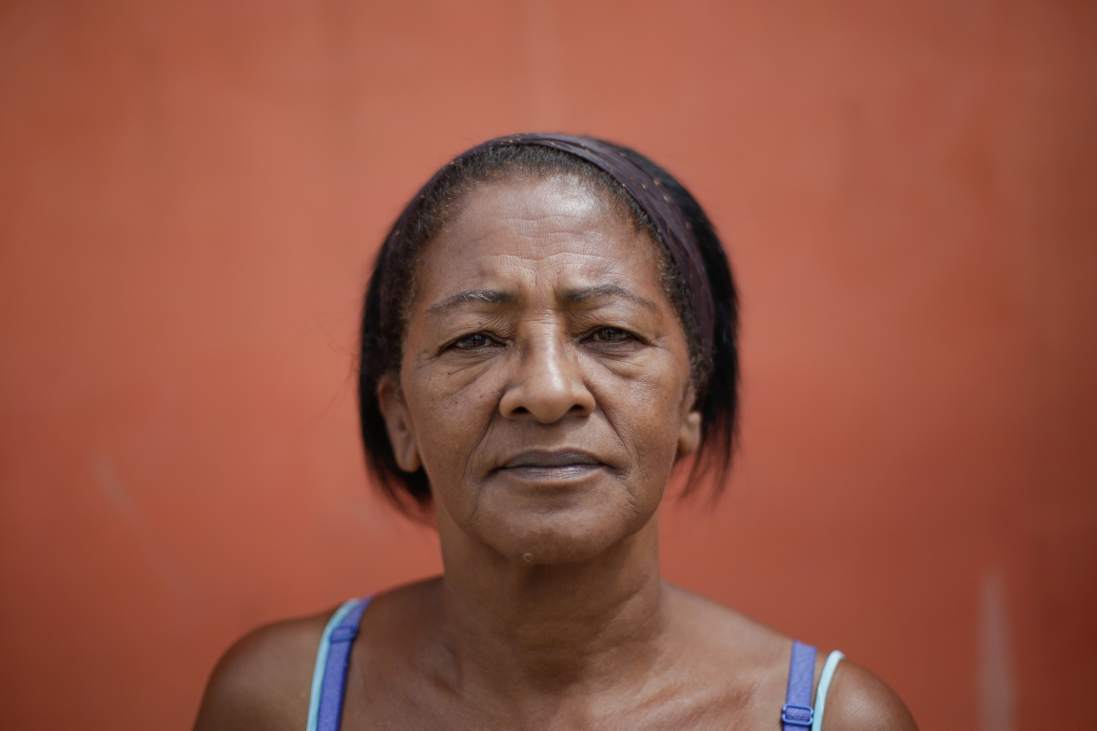 Rio de Janeiro, 06/12/2018 - ESPECIAL BAIXADA  PAVUNA - Os moradores reclamam dos assaltou e abandono da prefeitura com a cidade. Na foto acima a moradora Vera Maria. Luciano Belford/Agencia O Dia