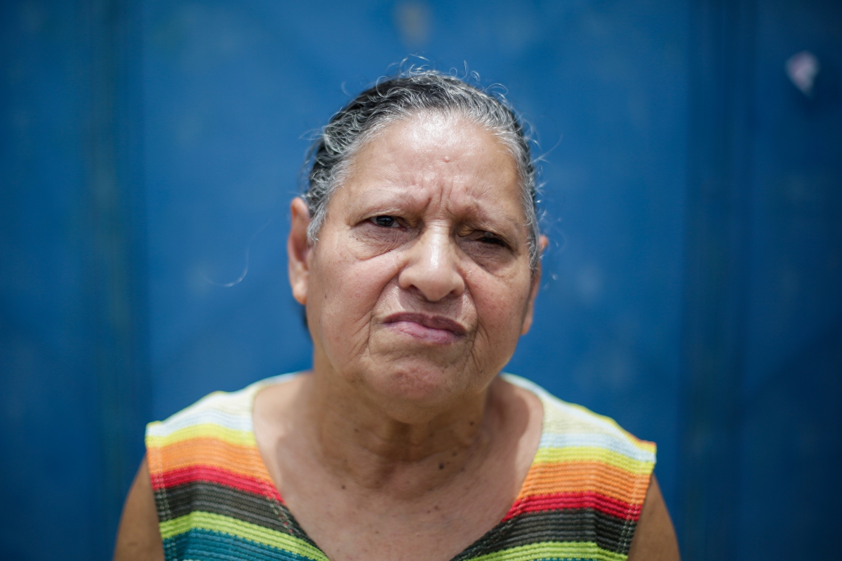 Rio de Janeiro, 06/12/2018 - ESPECIAL BAIXADA  PAVUNA - Os moradores reclamam dos assaltou e abandono da prefeitura com a cidade. Na foto acima a moradora Ana Maria. Luciano Belford/Agencia O Dia