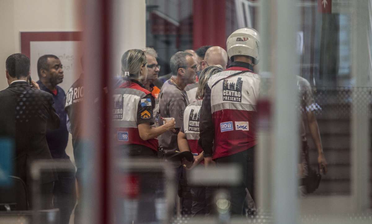 Onibus da linha 422 invade agencia do Santander na Rio Branco esquina com Presidente Vargas no centro do Rio. Rj, 06 de dezembro. Foto Marcio Mercante.
