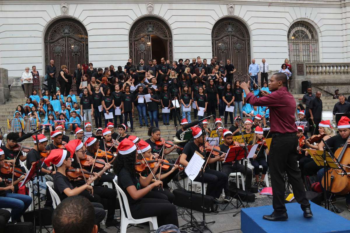 Concerto de Natal emociona Cinelândia