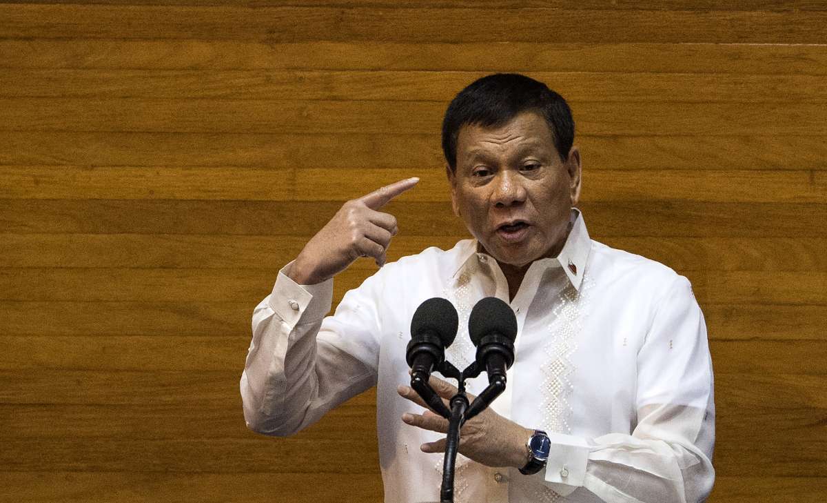Rodrigo Duterte dá ordem para policiais e militares atirarem 
