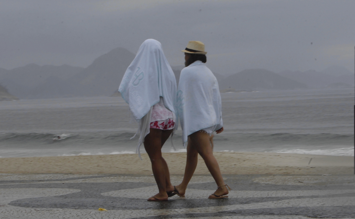 Tiros e correria durante uma tentativa de assalto na Rua da Passem em Botafogo Zona Sul do Rio,um suspeito ainda nao identificado  morreu
 Severino  Silva/ Agencia O Dia
