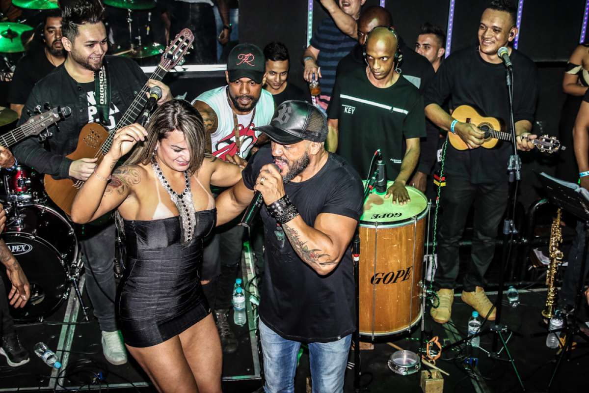 A ex-Miss Bumbum Aline Uva tira casquinha de Belo durante show