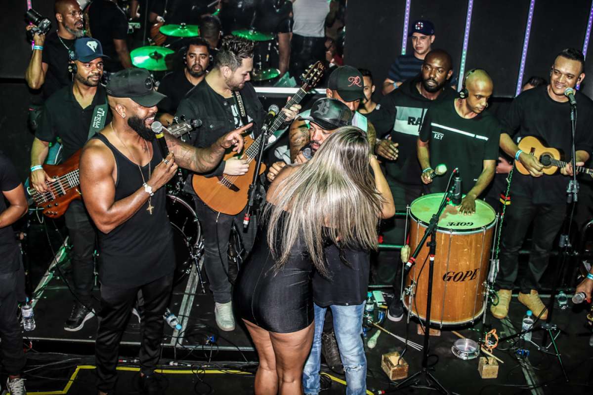 A ex-Miss Bumbum Aline Uva tira casquinha de Belo durante show