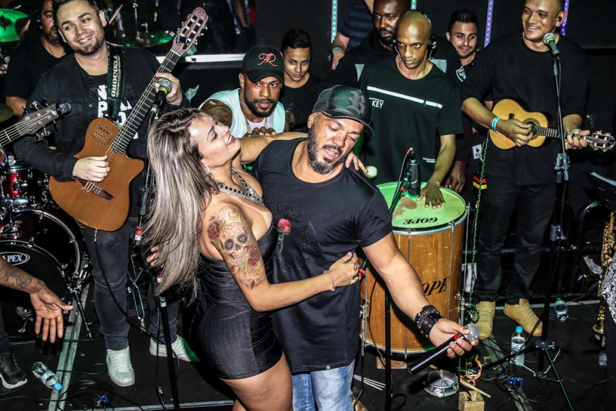 A ex-Miss Bumbum Aline Uva tira casquinha de Belo durante show