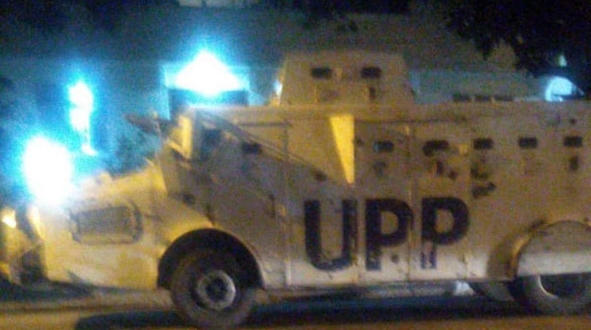 Marcas de tido na lateral de uma viatura