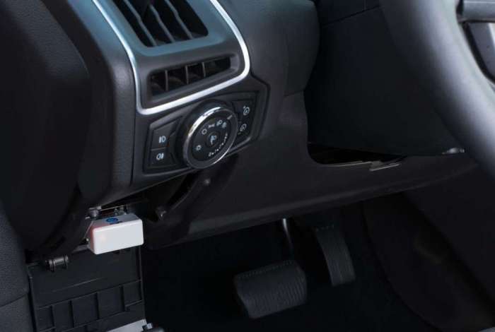 Dispositivo bluetooth fica instalado na porta OBDII do carro