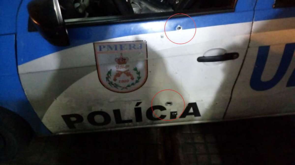 Marcas de tido na lateral de uma viatura