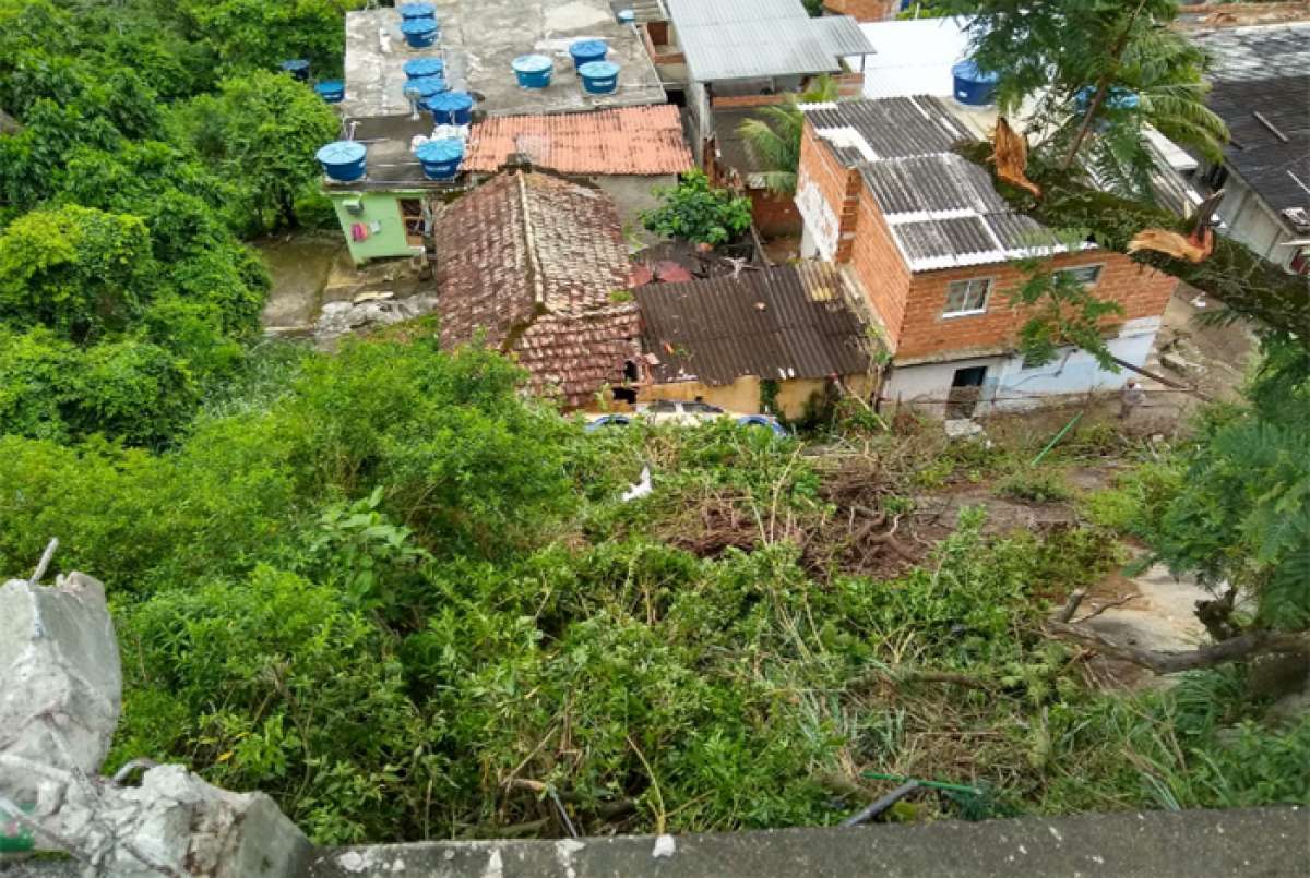 Carro sai da pista e atinge casas na Grajaú-Jacarepaguá - WhatsApp do DIA (98762-8248)