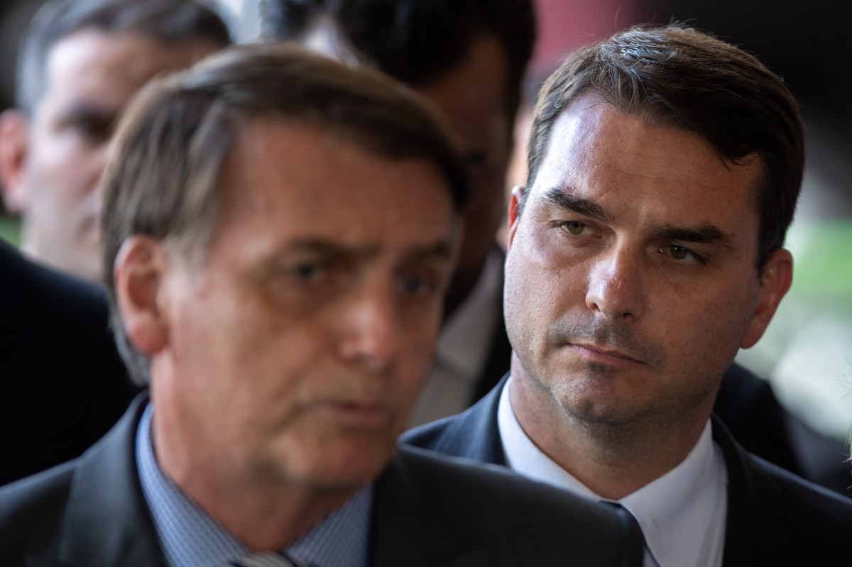 Jair e Flavio Bolsonaro - Sergio Lima/AFP
