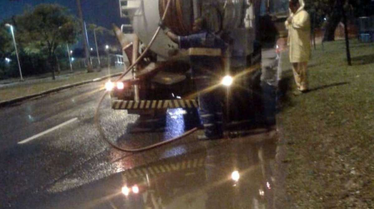 Equipe da Secretaria Municipal de Conservação e Meio Ambiente atuam no bolsão Borges de Medeiros - Divulgação / COR