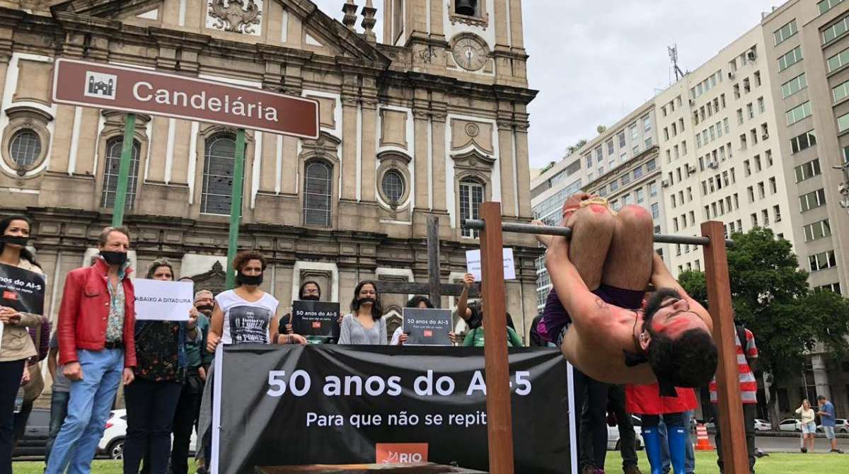 Ato em memória da luta contra a ditadura militar percorreu pontos do centro do Rio em que a democracia foi violada durante o regime - Divulgação