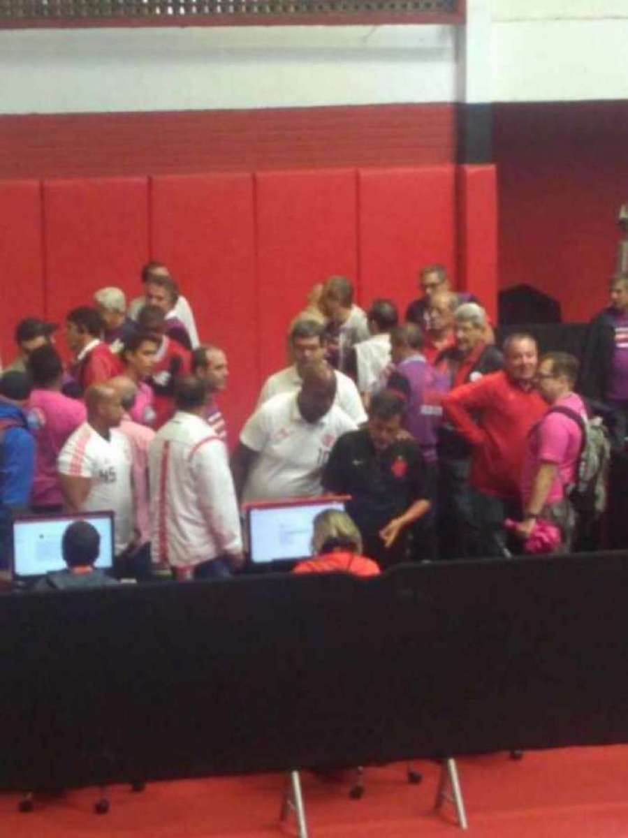 S&oacute;cio do Flamengo (camisa preta na foto) xinga Bandeira de Mello