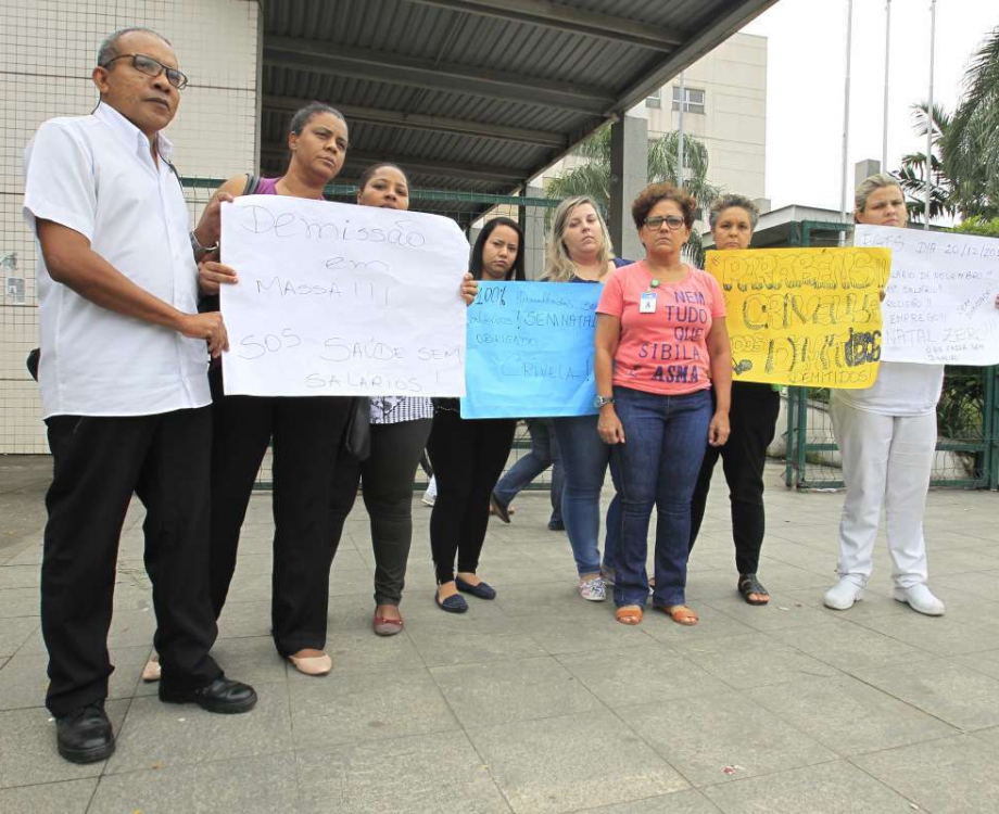 Funcion&aacute;rios do Hospital Municipal Ronaldo Gazzola protestaram contra as demiss&otilde;es feitas pela Viva Rio, que n&atilde;o pagou os sal&aacute;rios - Estefan Radovicz / Ag&ecirc;ncia O Dia      