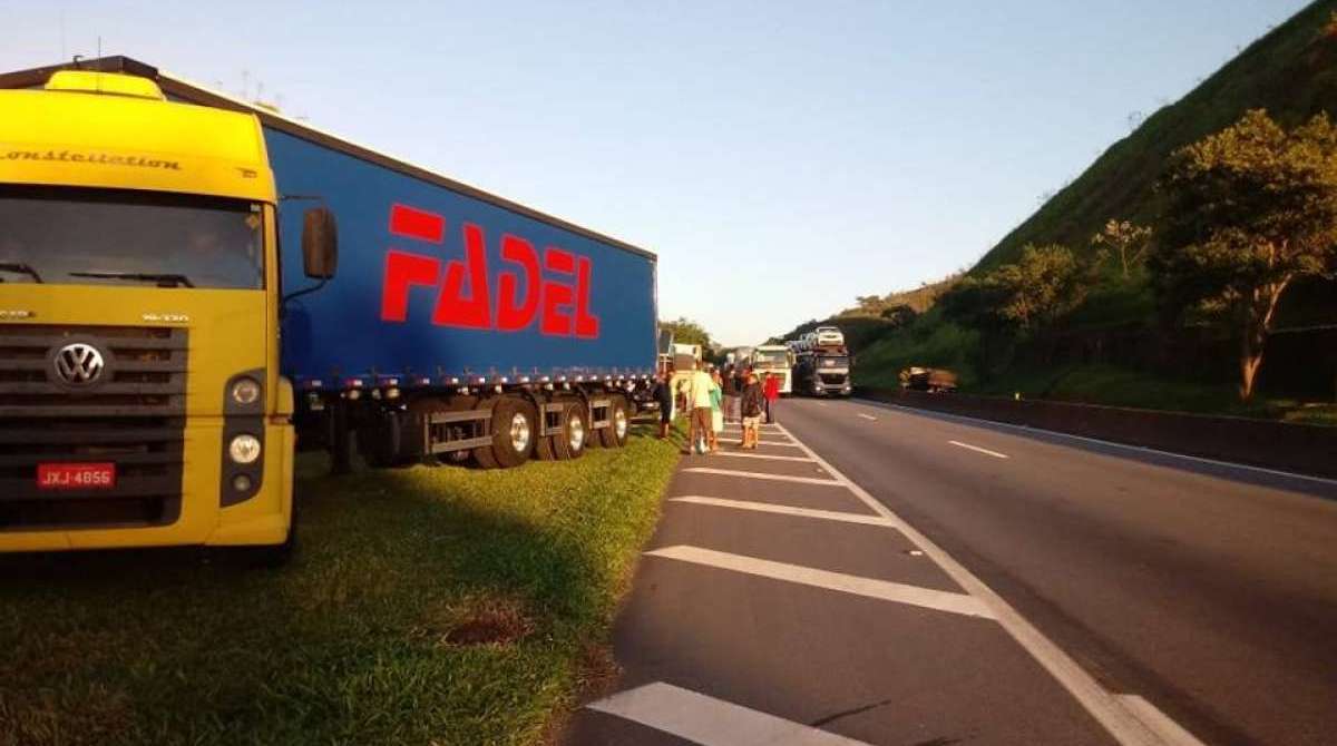 Motoristas de caminhão interditam parcialmente da Rodovia Presidente Dutra em Barra Mansa e Porto Real em ambos os sentidos. Veículos de passeio são liberados