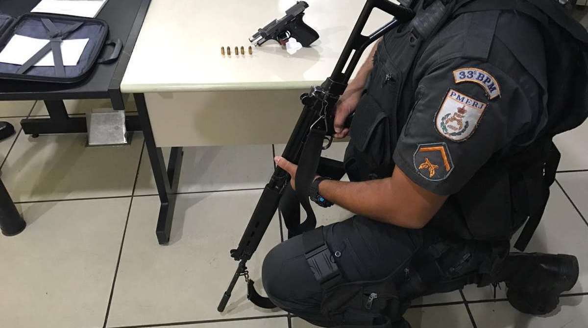 Pistola foi apreendida com suspeito em assalto em Angra dos Reis - Divulgação/PMERJ