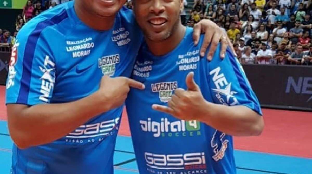 Ronaldinho ao lado de Chulapa - Reprodu&ccedil;&atilde;o Internet