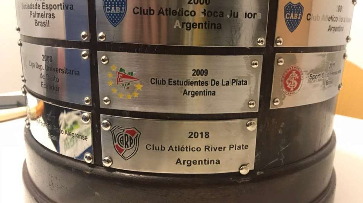 Troféu da Conmebol tem erro de grafia - Twitter