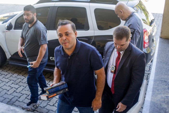 Na chegada à Cidade da Polícia, Rodrigo Neves negou as acusações e disse que vai defender sua honra