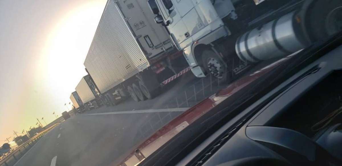 Motoristas de caminhão interditam parcialmente da Rodovia Presidente Dutra em Barra Mansa e Porto Real em ambos os sentidos. Veículos de passeio são liberados