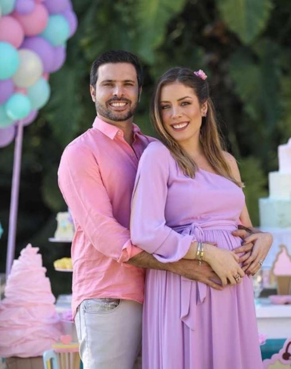 Fabiana e o marido Bruno Dancona esperam Chiara