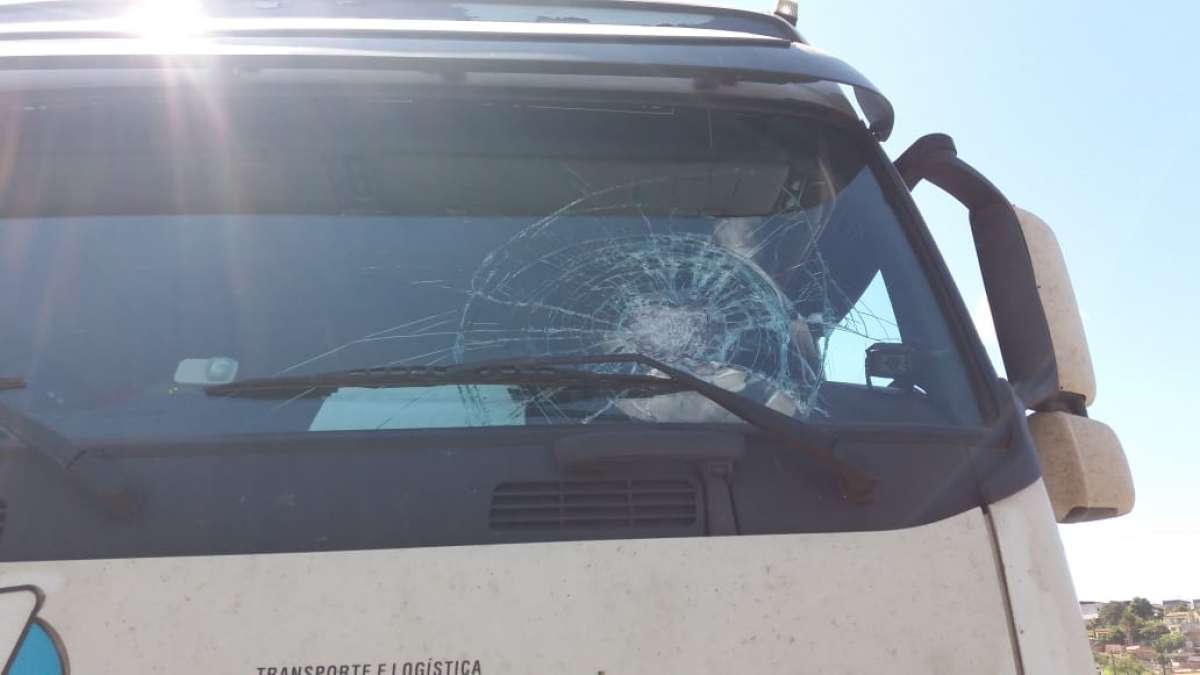 Motorista foi atingido por estilhaços na Rodovia Presidente Dutra, altura de Barra Mansa, após duas pessoas lançarem uma pedra que quebrou seu para-brisa