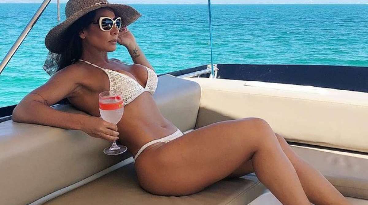 Scheila Carvalho exibe corpaço em passeio de barco