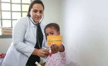 Bolsonaro diz que média do Bolsa Família deve aumentar para R$250