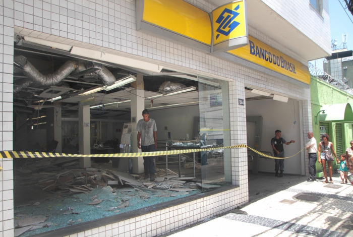 Banco foi atacado por bando, que explodiu dois caixas eletrônicos