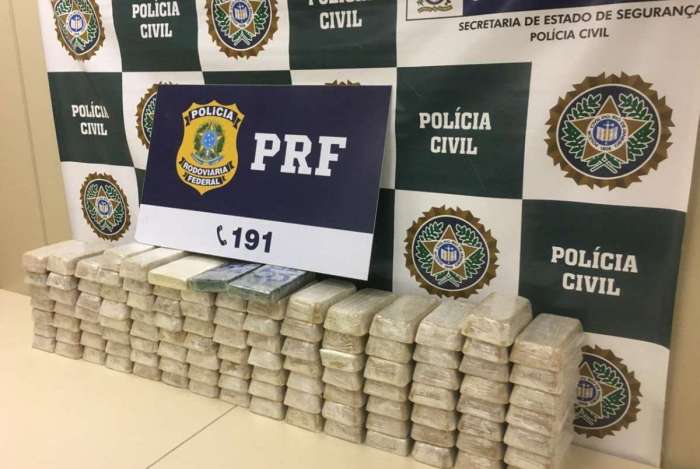 Foram apreendidas mais de 100 quilos de pasta base de cocaína com dupla paulista na BR-040, em Três Rios