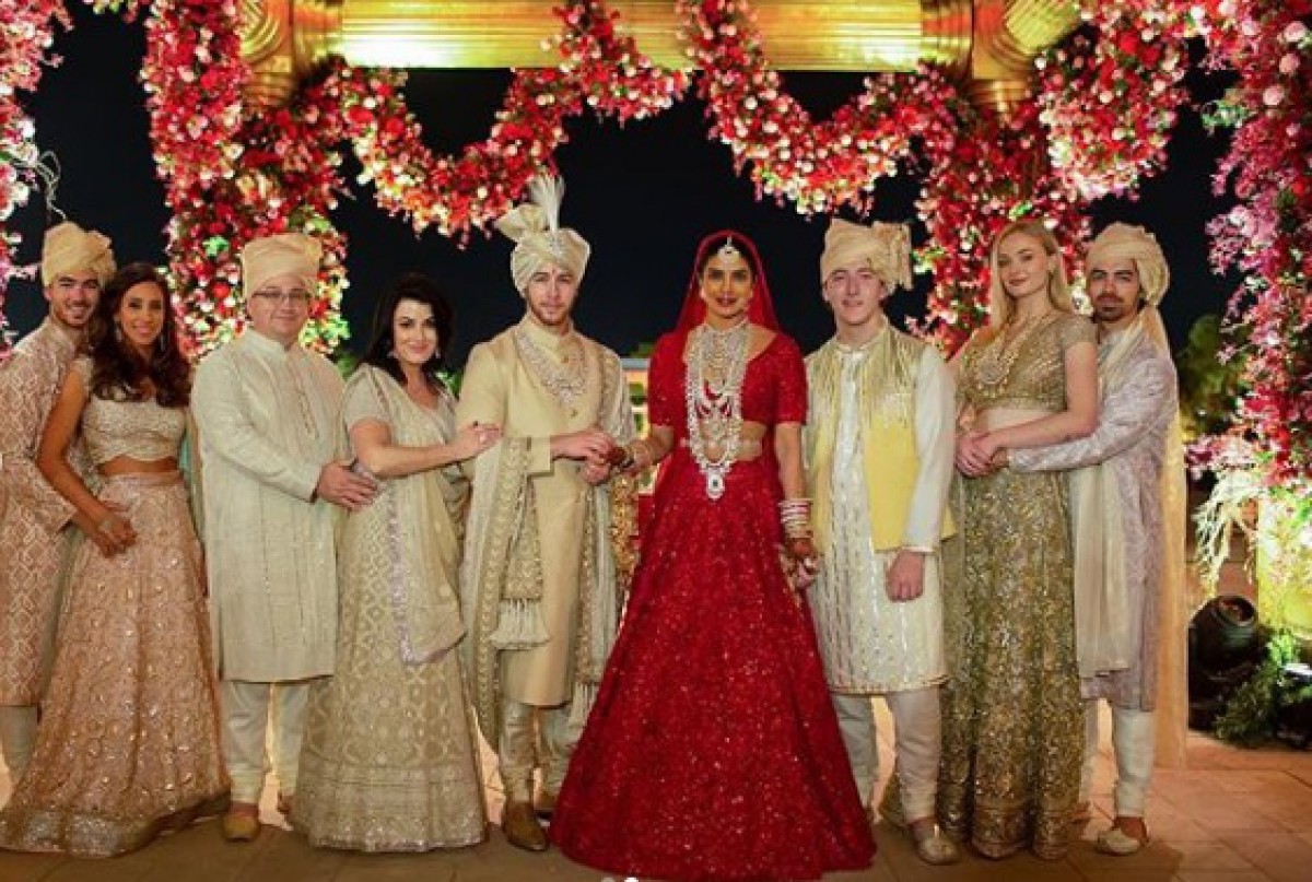 Foto tirada após a cerimônia cristã de casamento de casamento entre Nick Jonas e Prianka Chopra