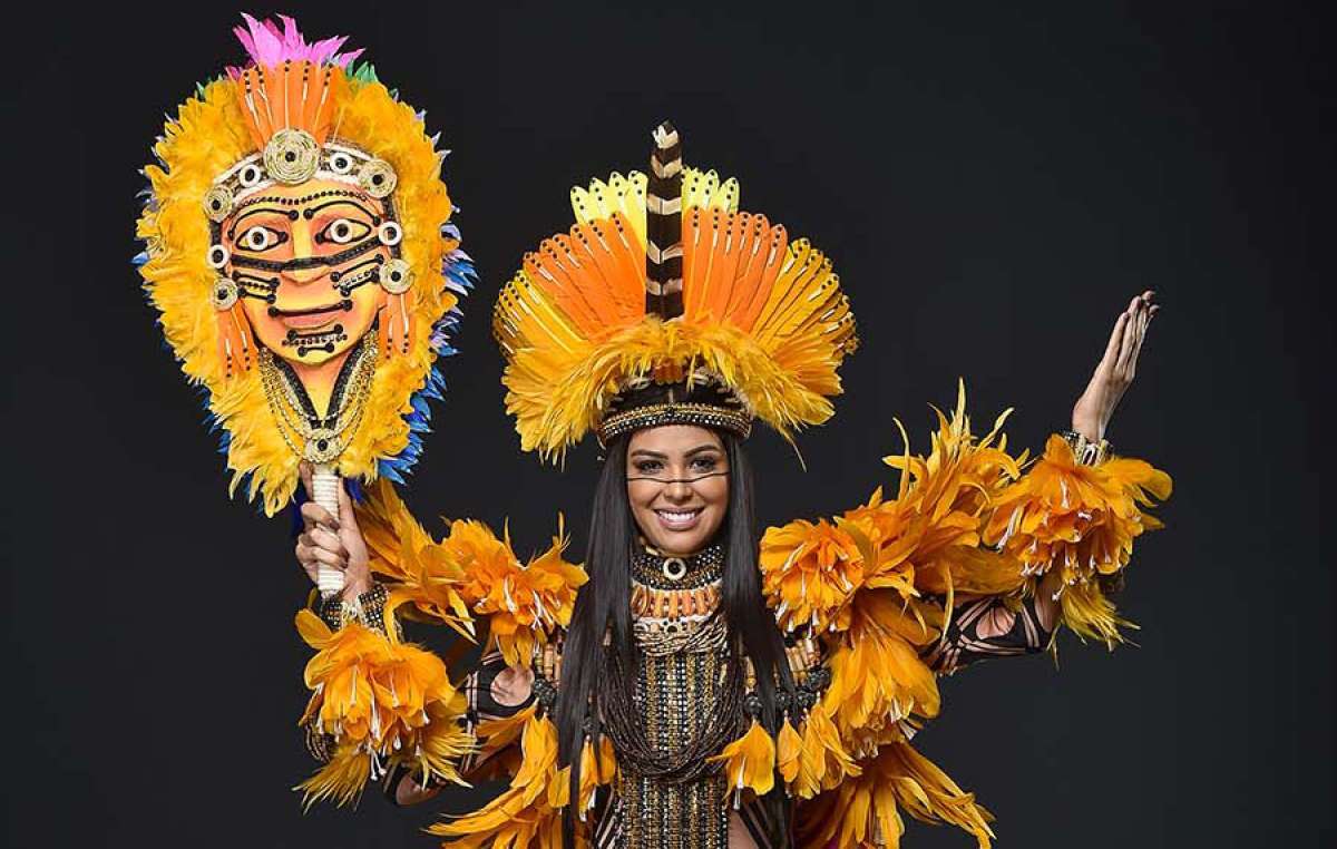 Mayra Dias com traje típico indígena