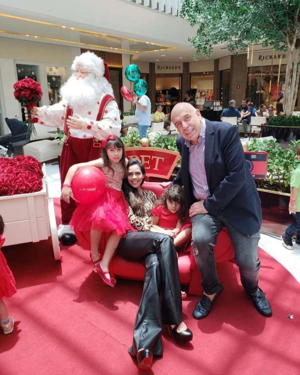 Daniela Albuquerque com o marido e as filhas