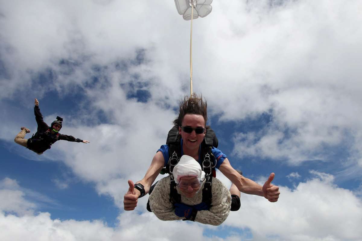 Irene O’Shea, de 102 anos, salta de paraquedas no Sul da Austrália - AFP photo/ Sa Skydiving/ Bryce Sellick & Matt Teager