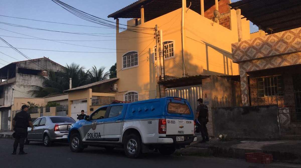 Um oficial da PM tamb&eacute;m est&aacute; envolvido no caso. Mandado de pris&atilde;o foi cumprido na casa do policial