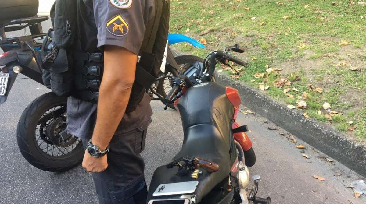 Os dois suspeitos foram presos após atirarem contra os policiais - Divulgação