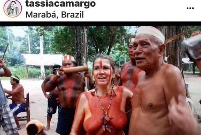 Tássia Camargo publica foto com os seios de fora em tribo 