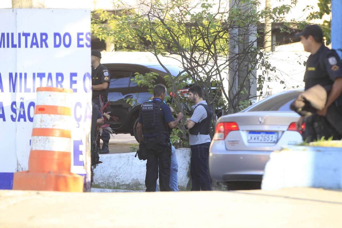 Além das prisões, foram cumpridos 56 mandados de busca e apreensão no batalhão e nas residências dos policiais. Um dos presos se suicidou no batalhão -  Estefan Radovicz / Agência O Dia