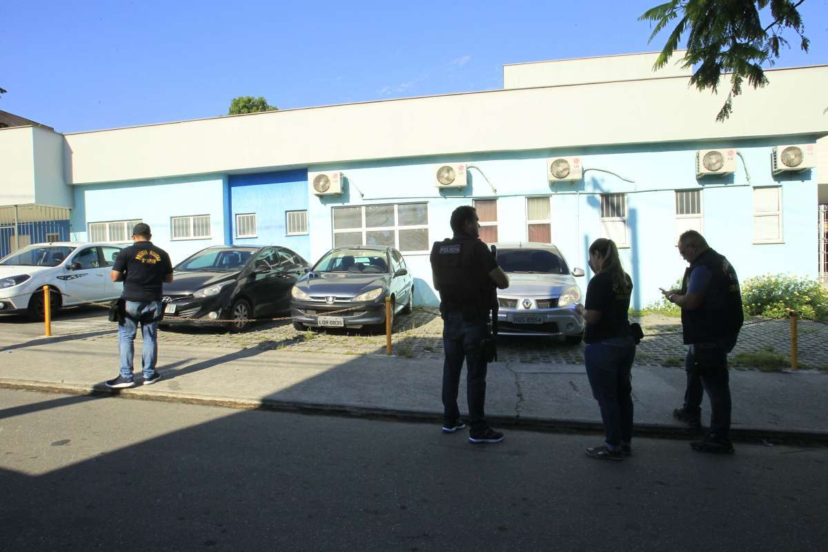 2-13-8--20 - 4&ordf; Delegacia de Pol&iacute;cia Judici&aacute;ria Militar (DPJM) e  Delegacia de Homic&iacute;dios de Niter&oacute;i/S&atilde;o Gon&ccedil;alo e Itabora&iacute; (DHNSGI) realizam a Opera&ccedil;&atilde;o Purifica&ccedil;&atilde;o, em S&atilde;o Gon&ccedil;alo, na Regi&atilde;o Metropolitana do Rio. Policiais militares do Batalh&atilde;o da cidade s&atilde;o presos acusados de desviar carga roubada. Na a&ccedil;&atilde;o foi encontrado em estacionamento usado por policiais do BPM, um carro roubado e outros est&atilde;o em averigua&ccedil;&atilde;o - Foto: Estefan Radovicz/Ag&ecirc;ncia O Dia.