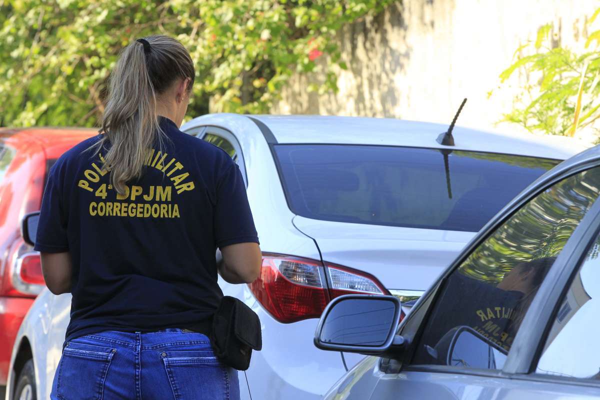 2018-12-13 - 4&ordf; Delegacia de Pol&iacute;cia Judici&aacute;ria Militar (DPJM) e  Delegacia de Homic&iacute;dios de Niter&oacute;i/S&atilde;o Gon&ccedil;alo e Itabora&iacute; (DHNSGI) realizam a Opera&ccedil;&atilde;o Purifica&ccedil;&atilde;o, em S&atilde;o Gon&ccedil;alo, na Regi&atilde;o Metropolitana do Rio. Policiais militares do Batalh&atilde;o da cidade s&atilde;o presos acusados de desviar carga roubada. Na a&ccedil;&atilde;o foi encontrado em estacionamento usado por policiais do BPM, um carro roubado e outros est&atilde;o em averigua&ccedil;&atilde;o - Foto: Estefan Radovicz/Ag&ecirc;ncia O Dia.
