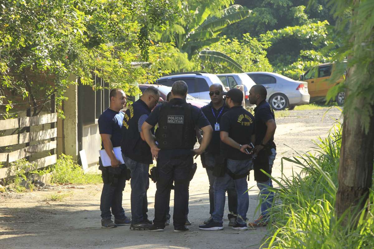 2018-12-13 - 4&ordf; Delegacia de Pol&iacute;cia Judici&aacute;ria Militar (DPJM) e  Delegacia de Homic&iacute;dios de Niter&oacute;i/S&atilde;o Gon&ccedil;alo e Itabora&iacute; (DHNSGI) realizam a Opera&ccedil;&atilde;o Purifica&ccedil;&atilde;o, em S&atilde;o Gon&ccedil;alo, na Regi&atilde;o Metropolitana do Rio. Policiais militares do Batalh&atilde;o da cidade s&atilde;o presos acusados de desviar carga roubada. Na a&ccedil;&atilde;o foi encontrado em estacionamento usado por policiais do BPM, um carro roubado e outros est&atilde;o em averigua&ccedil;&atilde;o - Foto: Estefan Radovicz/Ag&ecirc;ncia O Dia.