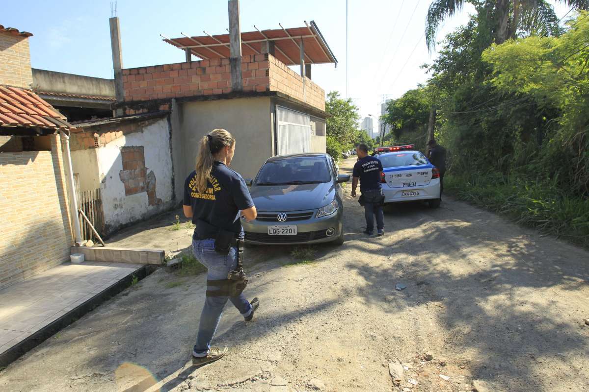 2-13-8--20 - 4&ordf; Delegacia de Pol&iacute;cia Judici&aacute;ria Militar (DPJM) e  Delegacia de Homic&iacute;dios de Niter&oacute;i/S&atilde;o Gon&ccedil;alo e Itabora&iacute; (DHNSGI) realizam a Opera&ccedil;&atilde;o Purifica&ccedil;&atilde;o, em S&atilde;o Gon&ccedil;alo, na Regi&atilde;o Metropolitana do Rio. Policiais militares do Batalh&atilde;o da cidade s&atilde;o presos acusados de desviar carga roubada. Na a&ccedil;&atilde;o foi encontrado em estacionamento usado por policiais do BPM, um carro roubado e outros est&atilde;o em averigua&ccedil;&atilde;o - Foto: Estefan Radovicz/Ag&ecirc;ncia O Dia.